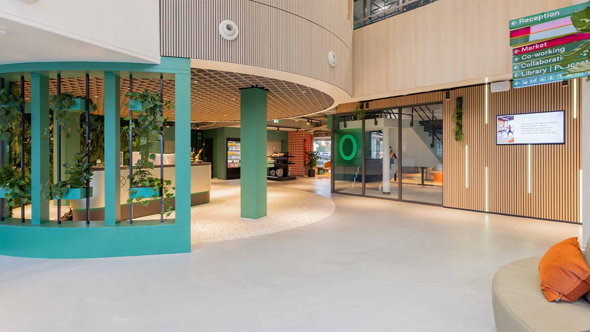 Maaskant - HNK - MAAQ - maatwerk - meubilair - kantoorgebouw - hal - servicebalie
