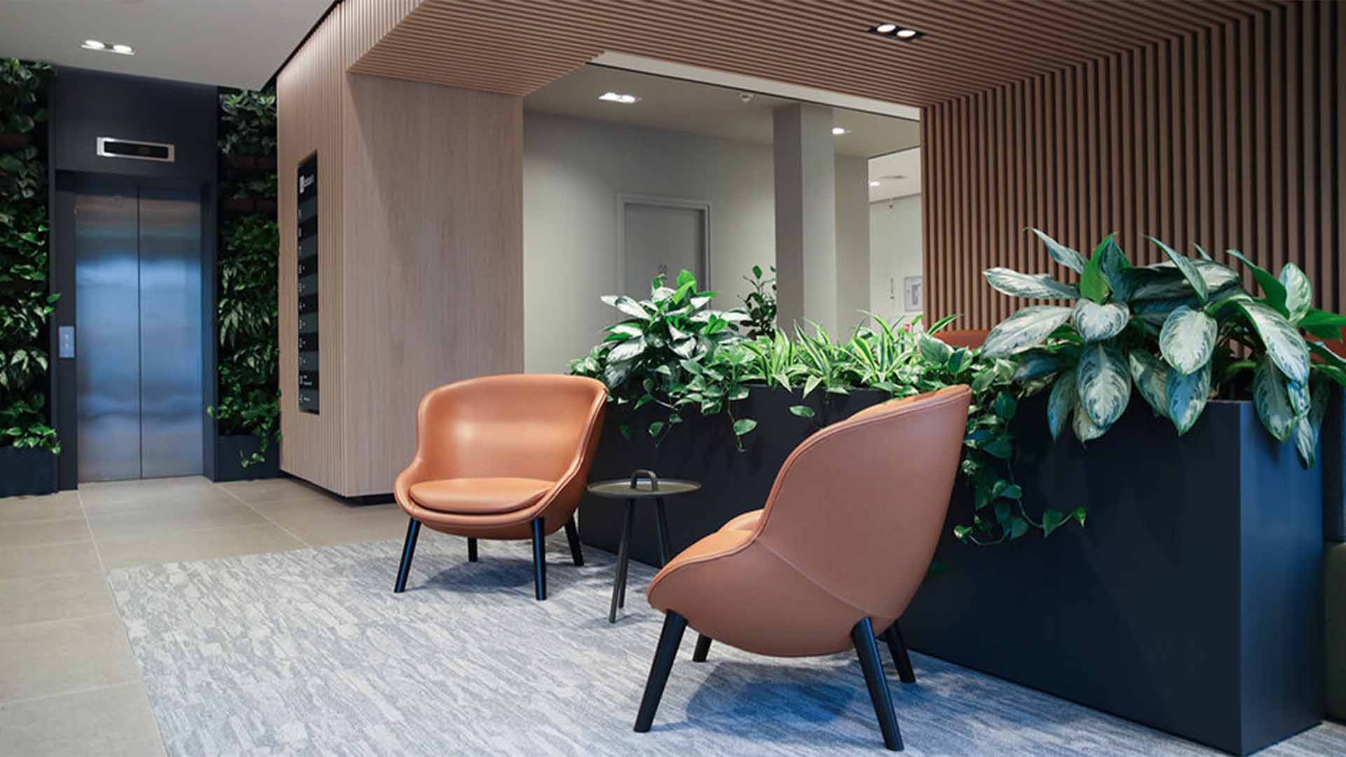Maaskant - LotusB - werken - kantoorgebouw - meubilair - hal - stoelen - zitplekken