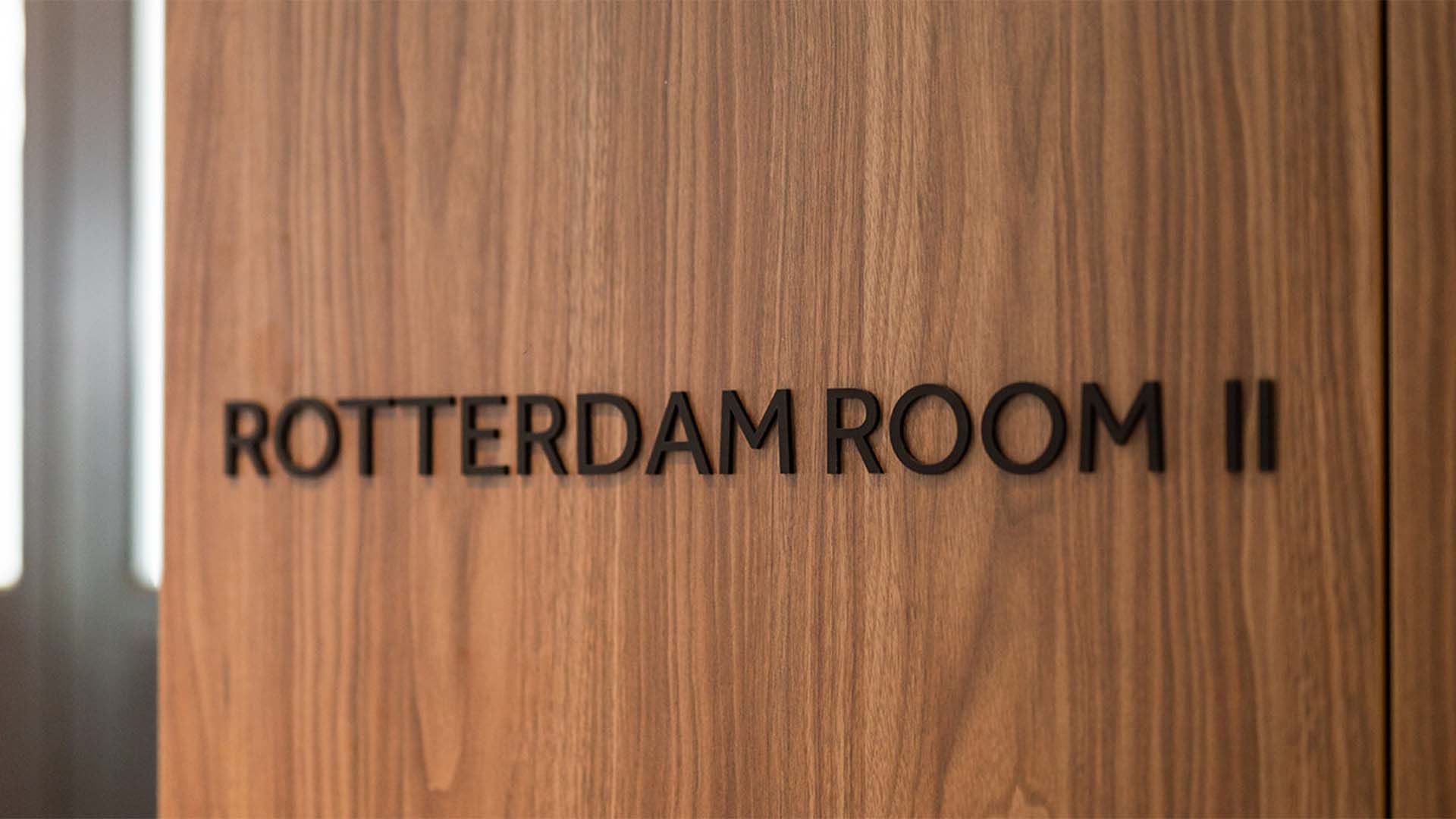 Maaskant - meubel- en interieurbouw - Marriott - Rotterdam - meubilair - wandbetimmeringen - deur - room - 2