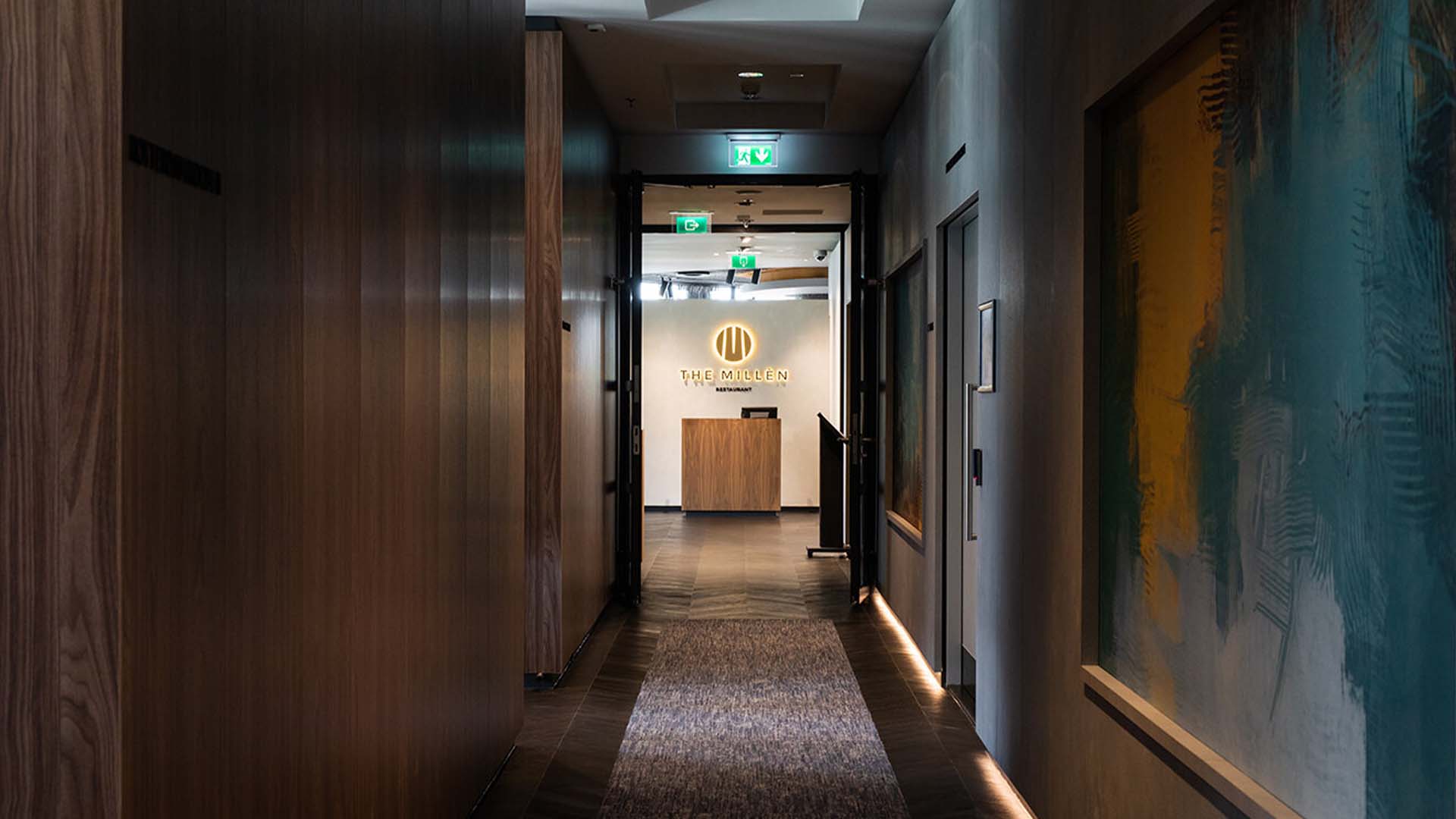 Maaskant - meubel- en interieurbouw - Marriott - Rotterdam - meubilair - wandbetimmeringen - gang