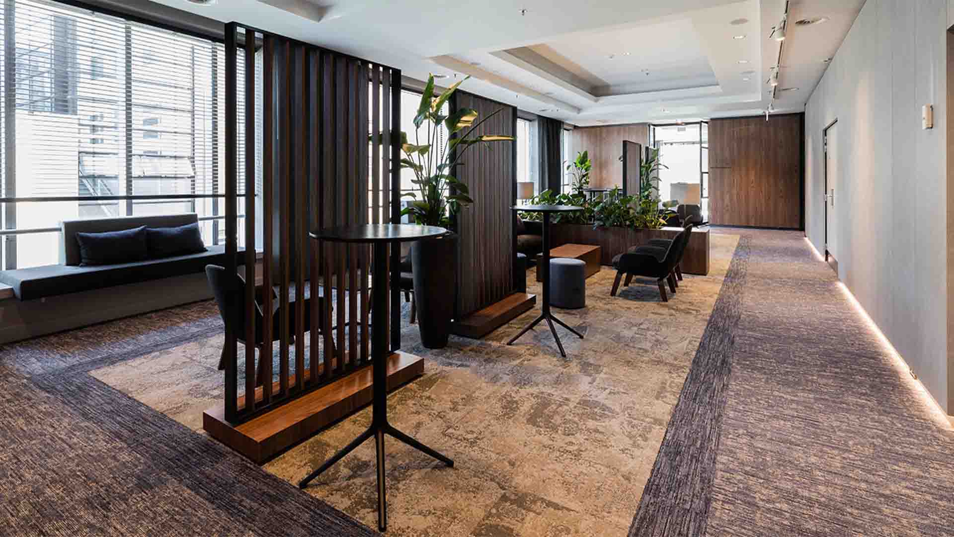 Maaskant - meubel- en interieurbouw - Marriott - Rotterdam - meubilair - wandbetimmeringen - vergaderruimte