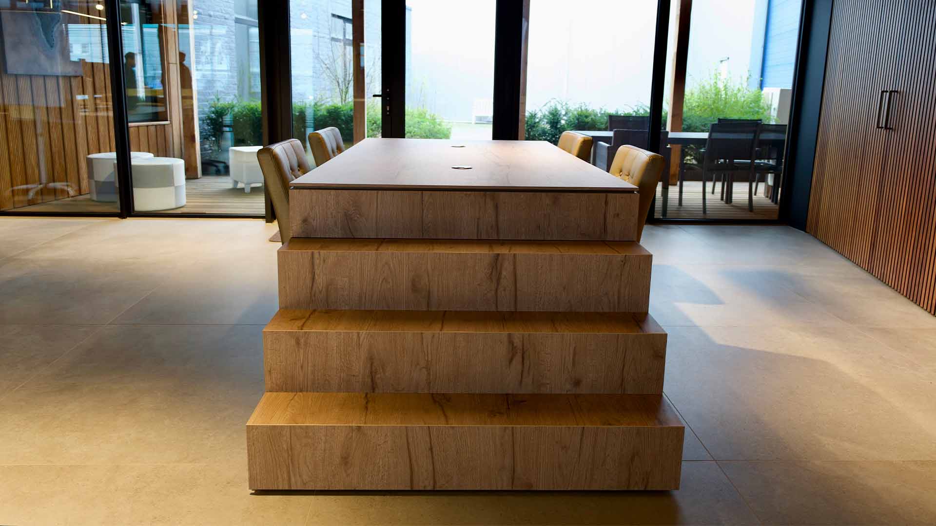 Maaskant meubel- en interieurbouw - projecten - werken - kantoor - Numansdorp - houten - tafel - trapwand - vooraanzicht