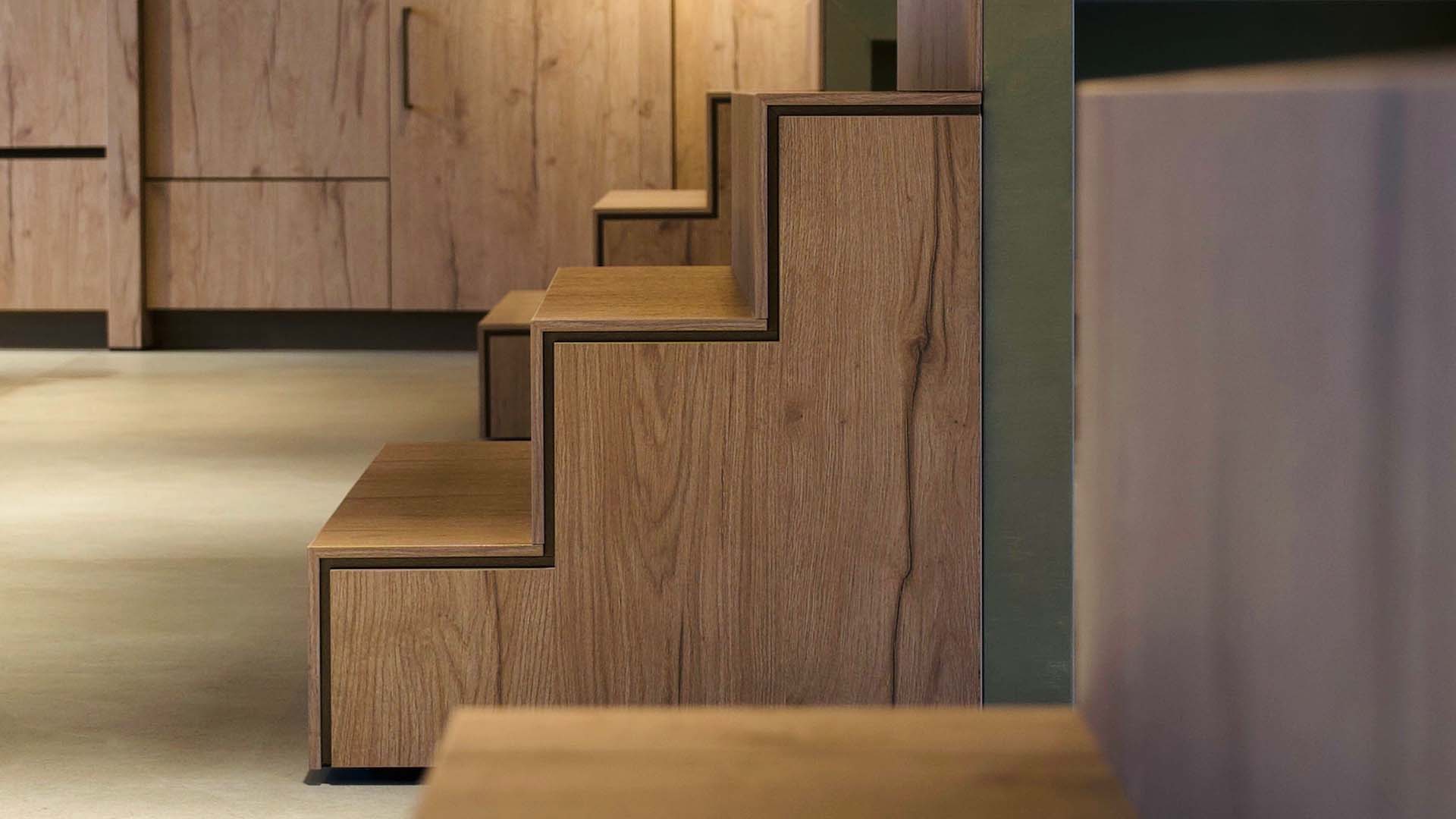 Maaskant meubel- en interieurbouw - projecten - werken - kantoor - Numansdorp - houten - tafel - trapwand