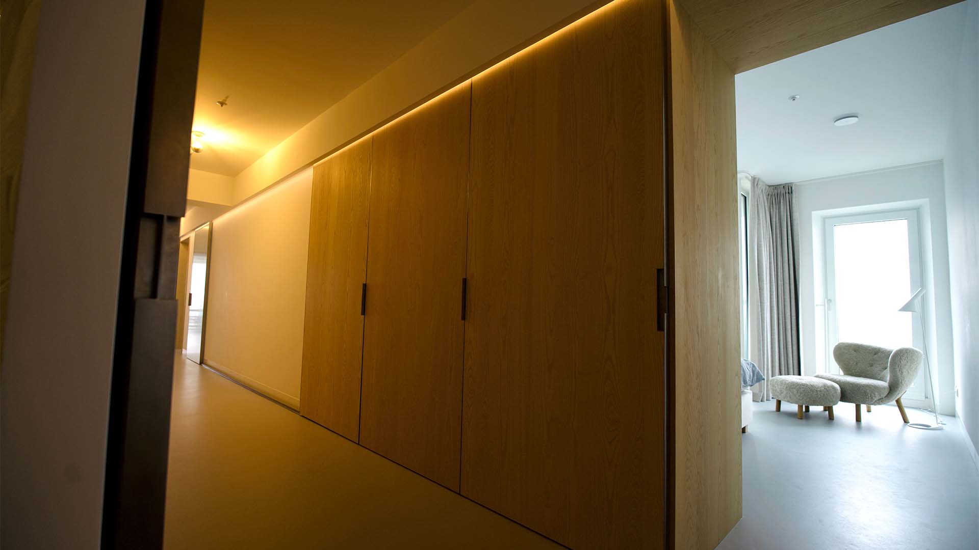 Maaskant meubel- en interieurbouw - projecten - wonen - Zalmhaventoren - Rotterdam - appartement - kastenwand - slaapkamer